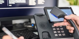 Günümüzde iletişim, iş dünyasının ve günlük yaşamın en temel unsurlarından biridir. Bu noktada, telefon santralistiler, kurumların iletişim ağının sorunsuz çalışmasını sağlayan kritik personeller arasında yer alır. Telefon santralisti, gelen ve giden telefon görüşmelerini yönetir, doğru kişilere yönlendirir ve çağrı kayıtlarını tutar. Bu meslek, dikkat, sabır ve hızlı düşünme becerisi gerektirir. Konulu bir haber görseli.