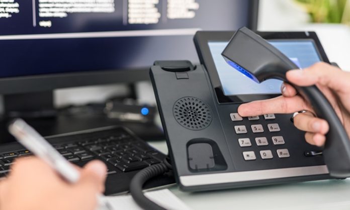 Günümüzde iletişim, iş dünyasının ve günlük yaşamın en temel unsurlarından biridir. Bu noktada, telefon santralistiler, kurumların iletişim ağının sorunsuz çalışmasını sağlayan kritik personeller arasında yer alır. Telefon santralisti, gelen ve giden telefon görüşmelerini yönetir, doğru kişilere yönlendirir ve çağrı kayıtlarını tutar. Bu meslek, dikkat, sabır ve hızlı düşünme becerisi gerektirir. Konulu bir haber görseli.