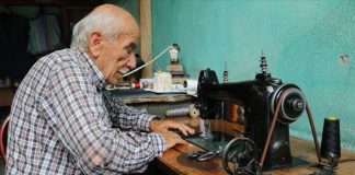 Giyim sektörü, hem günlük yaşam hem de moda dünyası açısından önemli bir yere sahiptir. Bu sektörün temel mesleklerinden biri olan terzi, kıyafet tasarımı ve dikimi konusunda uzmanlaşmış profesyonelleri ifade eder. Terzi, müşterilerin ölçülerine uygun, estetik ve fonksiyonel giysiler üretmekle yükümlüdür. Bu meslek, hem sanat hem de teknik bilgi gerektirir ve kıyafet üretim sürecinde kritik bir rol oynar. Konulu bir haber görseli.