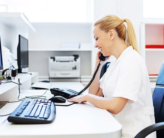 Sağlık sektöründe etkin bir şekilde görev yapan tıbbi sekreter, hastaneler, klinikler ve özel sağlık kuruluşlarında idari ve büro işleri yürüten, doktorlarla hasta arasında koordinasyonu sağlayan önemli bir meslek grubudur. Tıbbi sekreter, sağlık hizmetlerinin düzenli ve verimli bir şekilde yürütülmesine katkı sağlayarak hem sağlık çalışanlarının iş yükünü hafifletir hem de hastaların süreçlerini kolaylaştırır. Konulu bir haber görseli.