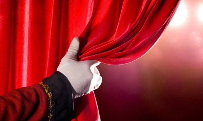 Tiyatro sahnesi, sanatın en canlı ve etkileyici alanlarından biridir. Bu alanda görev yapan tiyatro oyuncusu, bir karakteri canlandırarak izleyiciye duyguları aktaran, sahne performansı ve oyunculuk yeteneğini ön plana çıkaran profesyoneldir. Tiyatro oyuncusu, sahnede rol alırken sadece metni okumakla kalmaz, karakterin ruhunu, davranışlarını ve duygularını izleyiciye yansıtmakla sorumludur. Konulu bir haber görseli.