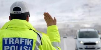Trafik düzeni, toplum güvenliği ve yol güvenliği açısından hayati öneme sahiptir. Bu noktada trafik polisi, yolların güvenli ve düzenli bir şekilde işlemesini sağlayan kritik bir meslek grubudur. Trafik polisi, sürücüleri ve yayaları denetler, trafik kurallarının uygulanmasını sağlar ve acil durumlarda müdahale eder. Meslek, dikkat, fiziksel dayanıklılık ve hızlı karar alma yeteneği gerektirir. Konulu bir haber görseli.