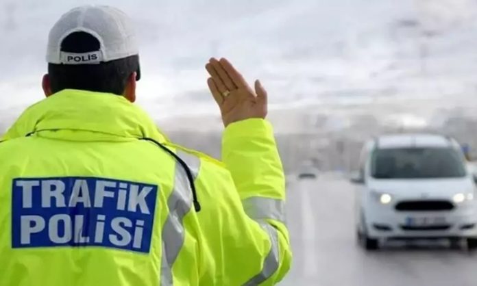 Trafik Polisi Kimdir Trafik Polisi Ne Kadar Kazanır Trafik düzeni, toplum güvenliği ve yol güvenliği açısından hayati öneme sahiptir. Bu noktada trafik polisi, yolların güvenli ve düzenli bir şekilde işlemesini sağlayan kritik bir meslek grubudur. Trafik polisi, sürücüleri ve yayaları denetler, trafik kurallarının uygulanmasını sağlar ve acil durumlarda müdahale eder. Meslek, dikkat, fiziksel dayanıklılık ve hızlı karar alma yeteneği gerektirir. Konulu bir haber görseli.