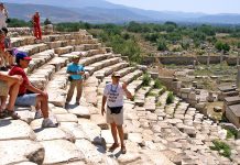 Turizm Rehberi Kimdir? Turizm Rehberi Ne Kadar Kazanır? Turizm sektörü, ekonomik büyümenin ve kültürel etkileşimin önemli bir parçasıdır. Bu sektörün en kritik aktörlerinden biri olan turizm rehberi, turistlerin deneyimlerini en iyi şekilde yaşamasını sağlayan profesyonellerdir. Turizm rehberi, hem yerel kültürü hem de tarihi değerleri anlatmak, misafirlere rehberlik etmek ve güvenli bir seyahat deneyimi sunmakla sorumludur. Konulu bir haber görseli.