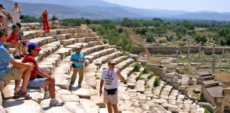 Turizm sektörü, ekonomik büyümenin ve kültürel etkileşimin önemli bir parçasıdır. Bu sektörün en kritik aktörlerinden biri olan turizm rehberi, turistlerin deneyimlerini en iyi şekilde yaşamasını sağlayan profesyonellerdir. Turizm rehberi, hem yerel kültürü hem de tarihi değerleri anlatmak, misafirlere rehberlik etmek ve güvenli bir seyahat deneyimi sunmakla sorumludur. Konulu bir haber görseli.