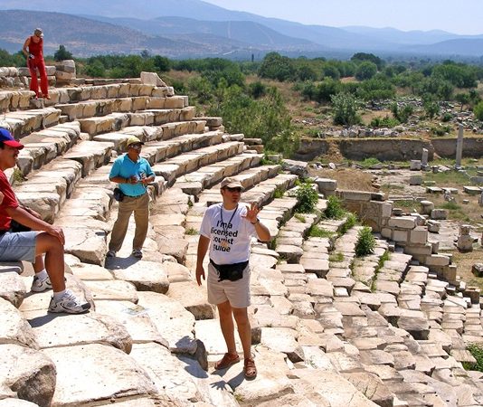 Turizm sektörü, ekonomik büyümenin ve kültürel etkileşimin önemli bir parçasıdır. Bu sektörün en kritik aktörlerinden biri olan turizm rehberi, turistlerin deneyimlerini en iyi şekilde yaşamasını sağlayan profesyonellerdir. Turizm rehberi, hem yerel kültürü hem de tarihi değerleri anlatmak, misafirlere rehberlik etmek ve güvenli bir seyahat deneyimi sunmakla sorumludur. Konulu bir haber görseli.