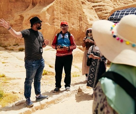 Turizm sektörü, ülke ekonomisinin önemli yapı taşlarından biri olarak öne çıkarken, bu alanda uzmanlaşmış profesyonellere olan ihtiyaç da giderek artmaktadır. Turizm uzmanı, turizm endüstrisinin farklı alanlarında strateji geliştiren, destinasyon yönetimi ve müşteri deneyimini optimize eden kişidir. Bu meslek, hem turistik işletmeler hem de turizm planlama ve yönetimi alanında kritik bir rol oynar. Turizm uzmanı, sektördeki trendleri takip ederek hizmet kalitesini artırmak ve ekonomik katkıyı maksimize etmek için çalışır. Konulu bir haber görseli.