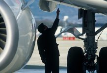 Havacılık sektörü, teknolojinin en hızlı geliştiği alanlardan biri olarak dikkat çekerken bu alanda çalışan profesyoneller de oldukça önemli bir rol üstlenir. Bu mesleklerin başında ise uçak mühendisi gelir. Gerek sivil havacılıkta gerek savunma sanayisinde görev alan uçak mühendisleri, hava araçlarının tasarımından bakımına kadar geniş bir yelpazede çalışır. Bu yazıda uçak mühendisi kimdir, ne iş yapar ve uçak mühendisi ne kadar kazanır gibi merak edilen sorulara detaylı şekilde değineceğiz. Konulu bir haber görseli.