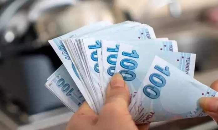 Kurumsal şirketlerin insan kaynakları departmanında kritik bir rol üstlenen ücret uzmanları, çalışan maaşları ve yan haklarının düzenlenmesi konusunda uzmanlaşmış profesyonellerdir. Ücret uzmanı kimdir sorusu, özellikle kariyer planlaması yapan kişiler ve insan kaynakları alanına ilgi duyanlar için sıkça merak edilen bir konudur. Aynı zamanda, ücret uzmanı ne kadar kazanır sorusu da mesleğin maddi yönünü anlamak isteyenler açısından önemlidir. Konulu bir haber görseli.
