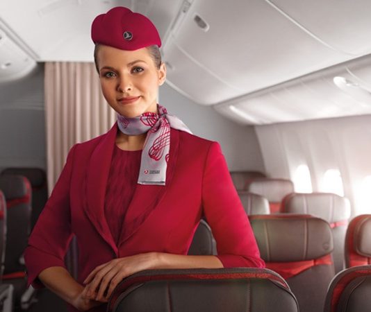 Havacılık sektörü, her geçen gün büyüyen ve globalleşen bir alan olarak karşımıza çıkıyor. Bu sektörün en önemli profesyonellerinden biri de uçuş görevlisidir. Uçuş sırasında yolcuların güvenliği ve konforu için kritik görevler üstlenen uçuş görevlileri, hem havayolu şirketlerinin hem de yolcuların güvenini sağlamakla sorumludur. Peki, uçuş görevlisi kimdir, görevleri nelerdir ve uçuş görevlisi ne kadar kazanır? Bu soruların yanıtlarını detaylı bir şekilde ele alacağız. Konulu bir haber görseli.