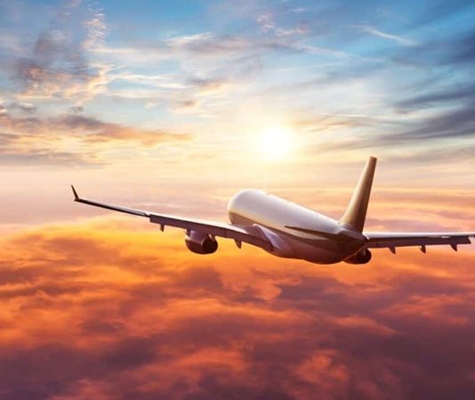 Havacılık sektöründe uçuş mühendisleri, uçakların güvenli ve verimli bir şekilde operasyonlarını sağlamak için kritik rol oynar. Bu uzmanlar, teknik bilgi, mühendislik becerisi ve uçak sistemlerine hakimiyet gerektiren bir mesleğe sahiptir. Peki, uçuş mühendisi kimdir ve uçuş mühendisi ne kadar kazanır? İşte havacılık alanında bu mesleğin detayları ve kazanç imkanları. Konulu bir haber görseli.