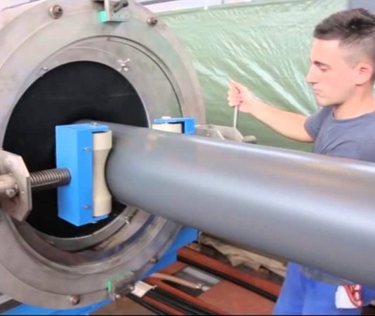 Endüstri sektöründe üretim süreçlerinin temel taşlarından biri olan üretim operatörü, fabrikalarda ve üretim tesislerinde günlük üretim akışını sağlayan profesyonellerdir. Üretim operatörü kimdir sorusu, özellikle üretim alanında çalışmak isteyenler tarafından merak edilir. Bu pozisyon, üretim hattının düzenli çalışmasını sağlamak, kalite kontrol yapmak ve iş güvenliği kurallarına uymak gibi önemli sorumluluklar içerir. Ayrıca, üretim operatörü ne kadar kazanır konusu, çalışılan fabrikanın büyüklüğüne ve sektöre göre değişiklik gösterebilir. Konulu bir haber görseli.