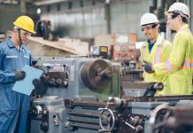 Sanayi ve üretim sektörlerinde iş süreçlerinin sorunsuz yürütülmesi, firmaların rekabet gücünü doğrudan etkiler. Bu süreçlerde, üretim hattının verimli ve düzenli çalışmasını sağlayan üretim sorumlusu, işletmelerin en kritik pozisyonlarından birini temsil eder. Üretim sorumlusu kimdir sorusu, sektörde kariyer yapmak isteyenler için merak edilen konular arasında yer alır. Ayrıca, üretim sorumlusu ne kadar kazanır konusu da deneyim, sektör ve şirket büyüklüğüne göre değişiklik gösterir. Konulu bir haber görseli.