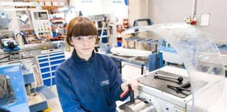 Günümüz sanayi ve üretim sektörlerinde, üretim süreçlerinin verimli bir şekilde yürütülmesi büyük önem taşır. Bu bağlamda, üretim hattının planlanması, uygulanması ve kontrol edilmesinde görev alan üretim teknikeri, şirketlerin operasyonel başarısında kritik bir rol oynar. Üretim teknikeri kimdir sorusu, bu alanda kariyer yapmak isteyen adaylar tarafından sıkça merak edilir. Ayrıca, üretim teknikeri ne kadar kazanır konusu, çalışılan sektör, tecrübe ve şirket büyüklüğüne göre farklılık göstermektedir. Konulu bir haber görseli.