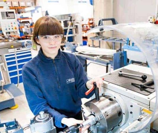 Günümüz sanayi ve üretim sektörlerinde, üretim süreçlerinin verimli bir şekilde yürütülmesi büyük önem taşır. Bu bağlamda, üretim hattının planlanması, uygulanması ve kontrol edilmesinde görev alan üretim teknikeri, şirketlerin operasyonel başarısında kritik bir rol oynar. Üretim teknikeri kimdir sorusu, bu alanda kariyer yapmak isteyen adaylar tarafından sıkça merak edilir. Ayrıca, üretim teknikeri ne kadar kazanır konusu, çalışılan sektör, tecrübe ve şirket büyüklüğüne göre farklılık göstermektedir. Konulu bir haber görseli.