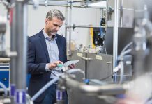 Günümüz iş dünyasında, şirketlerin rekabet avantajını artırmak ve piyasaya yenilikçi ürünler sunmak için ürün geliştirme müdürü pozisyonuna olan ihtiyaç giderek artıyor. Ürün geliştirme müdürü kimdir sorusu, kariyer planlaması yapan profesyoneller tarafından sıklıkla araştırılmaktadır. Aynı zamanda ürün geliştirme müdürü ne kadar kazanır konusu, deneyim ve sektöre göre farklılık gösteren önemli bir merak konusudur. Konulu bir haber görseli.