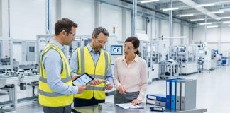 Üretim süreçlerinde ürünlerin standartlara uygunluğunu sağlamak, müşteri memnuniyetini artırmak ve kaliteyi garanti altına almak için kritik bir rol üstlenen ürün kalite kontrol uzmanı, birçok fabrikanın ve üretim tesisinin en önemli pozisyonlarından biridir. Ürün kalite kontrol uzmanı kimdir sorusu, özellikle üretim ve kalite yönetimi alanında kariyer yapmak isteyen adaylar tarafından sıklıkla araştırılmaktadır. Bu pozisyon, ürünlerin hatasız şekilde üretilmesini sağlamak, kalite standartlarını denetlemek ve üretim süreçlerine geri bildirim vermek gibi sorumlulukları içerir. Aynı zamanda ürün kalite kontrol uzmanı ne kadar kazanır sorusu da, sektör ve deneyime bağlı olarak değişkenlik göstermektedir. Konulu bir haber görseli.