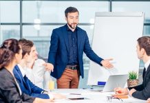 Günümüz iş dünyasında ürün müdürü, bir şirketin ürün stratejilerini belirleyen, ürün geliştirme sürecini yöneten ve pazara sunulan ürünlerin başarısından sorumlu kilit pozisyonlardan biridir. Ürün müdürü kimdir sorusu, özellikle kariyer planlayanlar veya teknoloji ve üretim sektöründe hangi rolün ne tür sorumluluklar içerdiğini merak edenler için önemlidir. Aynı şekilde ürün müdürü ne kadar kazanır konusu, pozisyonun sorumluluk ağı ve şirket içindeki kritik rolü nedeniyle sıklıkla araştırılır. Konulu bir haber görseli.
