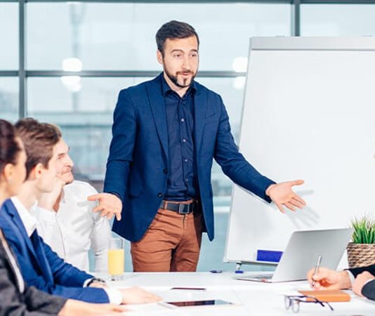 Günümüz iş dünyasında ürün müdürü, bir şirketin ürün stratejilerini belirleyen, ürün geliştirme sürecini yöneten ve pazara sunulan ürünlerin başarısından sorumlu kilit pozisyonlardan biridir. Ürün müdürü kimdir sorusu, özellikle kariyer planlayanlar veya teknoloji ve üretim sektöründe hangi rolün ne tür sorumluluklar içerdiğini merak edenler için önemlidir. Aynı şekilde ürün müdürü ne kadar kazanır konusu, pozisyonun sorumluluk ağı ve şirket içindeki kritik rolü nedeniyle sıklıkla araştırılır. Konulu bir haber görseli.