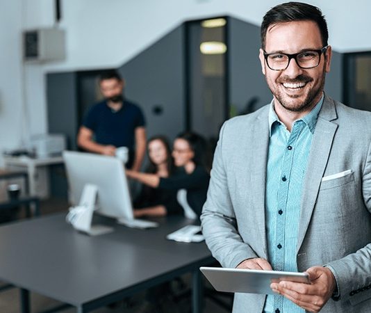 Günümüzde ürün sorumlusu, şirketlerin ürün yönetim sürecinde kritik bir role sahiptir. Bir ürün sorumlusu, ürünlerin planlanmasından geliştirilmesine, satışa sunulmasına kadar olan tüm süreçleri takip eder. Bu pozisyon, hem stratejik hem de operasyonel yetkinlikler gerektirir. Ürün sorumlusu kimdir sorusu, özellikle kariyer planlayanlar ve iş dünyasında bu pozisyonun iş tanımını merak eden kişiler için sıkça araştırılır. Aynı şekilde, ürün sorumlusu ne kadar kazanır konusu da bu pozisyonun sorumlulukları ve deneyim düzeyi ile doğrudan ilişkilidir. Konulu bir haber görseli.