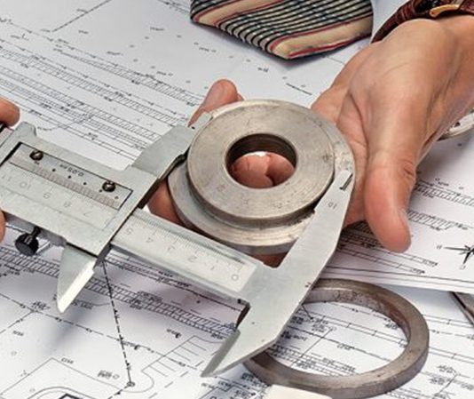 Ürün Tasarımcısı Kimdir? Ürün Tasarımcısı Ne Kadar Kazanır? Günümüzün yaratıcı ve teknolojik dünyasında ürün tasarımcıları, firmaların ve markaların başarılı olmasında kritik rol oynar. Ürün tasarımcısı kimdir sorusu, hem tasarım dünyasına ilgi duyanlar hem de kariyer planı yapan kişiler için oldukça merak edilen bir konudur. Aynı zamanda ürün tasarımcısı ne kadar kazanır sorusu da mesleğe başlamadan önce araştırılan önemli başlıklardan biridir. Konulu bir haber görseli.
