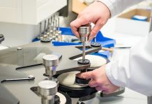 Günümüz endüstri ve teknoloji dünyasında, ürünlerin kalite ve güvenilirlik açısından test edilmesi büyük önem taşır. Bu noktada, ürünlerin doğru şekilde test edilmesini sağlayan ürün test uzmanı, firmaların kalite standartlarını korumak ve müşteri memnuniyetini artırmak için kritik bir role sahiptir. Ürün test uzmanı kimdir sorusu, özellikle teknoloji ve üretim sektöründe kariyer yapmak isteyenler için sıkça sorulan bir konudur. Ayrıca, ürün test uzmanı ne kadar kazanır konusu da sektöre ve deneyime bağlı olarak değişiklik göstermektedir. Konulu bir haber görseli.