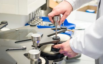 Ürün Test Uzmanı Kimdir? Ürün Test Uzmanı Ne Kadar Kazanır? Günümüz endüstri ve teknoloji dünyasında, ürünlerin kalite ve güvenilirlik açısından test edilmesi büyük önem taşır. Bu noktada, ürünlerin doğru şekilde test edilmesini sağlayan ürün test uzmanı, firmaların kalite standartlarını korumak ve müşteri memnuniyetini artırmak için kritik bir role sahiptir. Ürün test uzmanı kimdir sorusu, özellikle teknoloji ve üretim sektöründe kariyer yapmak isteyenler için sıkça sorulan bir konudur. Ayrıca, ürün test uzmanı ne kadar kazanır konusu da sektöre ve deneyime bağlı olarak değişiklik göstermektedir. Konulu bir haber görseli.
