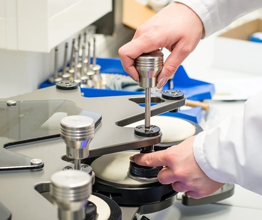 Günümüz endüstri ve teknoloji dünyasında, ürünlerin kalite ve güvenilirlik açısından test edilmesi büyük önem taşır. Bu noktada, ürünlerin doğru şekilde test edilmesini sağlayan ürün test uzmanı, firmaların kalite standartlarını korumak ve müşteri memnuniyetini artırmak için kritik bir role sahiptir. Ürün test uzmanı kimdir sorusu, özellikle teknoloji ve üretim sektöründe kariyer yapmak isteyenler için sıkça sorulan bir konudur. Ayrıca, ürün test uzmanı ne kadar kazanır konusu da sektöre ve deneyime bağlı olarak değişiklik göstermektedir. Konulu bir haber görseli.