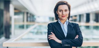 Modern iş dünyasında üst düzey yöneticiler, şirketlerin stratejik hedeflerini belirleyen, karar alma süreçlerini yöneten ve organizasyonun genel performansından sorumlu olan kilit pozisyonlardır. Üst düzey yönetici kimdir sorusu, kariyer planlayanlar veya iş dünyasında hangi rolün ne tür sorumluluklar içerdiğini merak edenler için önemlidir. Aynı şekilde üst düzey yönetici ne kadar kazanır konusu, mesleğin prestiji ve sorumluluk ağı nedeniyle sıklıkla araştırılır. Konulu bir haber görseli.