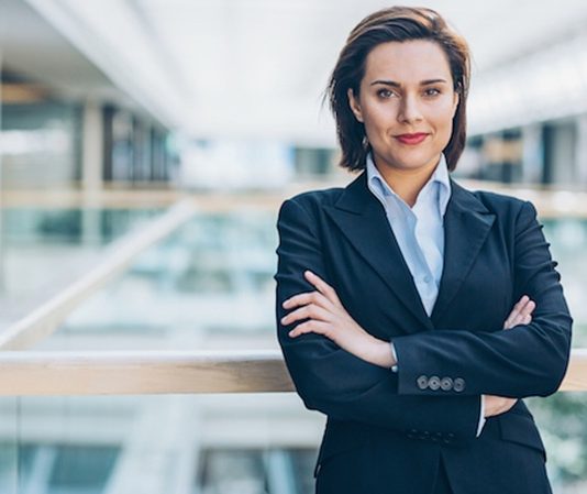 Modern iş dünyasında üst düzey yöneticiler, şirketlerin stratejik hedeflerini belirleyen, karar alma süreçlerini yöneten ve organizasyonun genel performansından sorumlu olan kilit pozisyonlardır. Üst düzey yönetici kimdir sorusu, kariyer planlayanlar veya iş dünyasında hangi rolün ne tür sorumluluklar içerdiğini merak edenler için önemlidir. Aynı şekilde üst düzey yönetici ne kadar kazanır konusu, mesleğin prestiji ve sorumluluk ağı nedeniyle sıklıkla araştırılır. Konulu bir haber görseli.