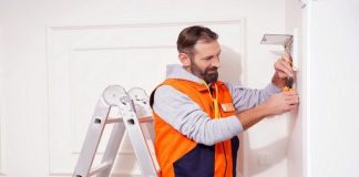 Günlük hayatın vazgeçilmez meslek gruplarından biri olan usta, el emeği ve teknik bilgi gerektiren işlerde uzmanlaşmış kişileri ifade eder. İnşaattan otomotive, elektrikten mobilyaya kadar pek çok alanda çalışan ustalar, hem üretim hem de onarım süreçlerinde önemli roller üstlenir. Bu yazıda usta kimdir, hangi görevleri yerine getirir ve usta ne kadar kazanır gibi sorulara detaylı şekilde yer verilecektir. Konulu bir haber görseli.