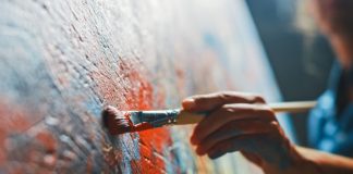 Sanat dünyasında, usta ressamlar hem yaratıcılık hem de teknik bilgi açısından kendini kanıtlamış profesyonellerdir. Resim sanatının farklı alanlarında eserler üreten bu kişiler, estetik anlayışı ve sanatsal yetenekleriyle ön plana çıkar. Peki, usta ressam kimdir, ne tür sorumluluklar üstlenir ve usta ressam ne kadar kazanır? İşte sanat dünyasında usta ressam olmanın detayları ve kazanç imkanları. Konulu bir haber görseli.