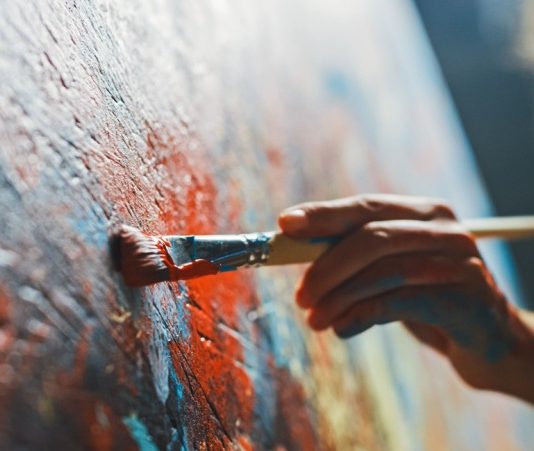 Sanat dünyasında, usta ressamlar hem yaratıcılık hem de teknik bilgi açısından kendini kanıtlamış profesyonellerdir. Resim sanatının farklı alanlarında eserler üreten bu kişiler, estetik anlayışı ve sanatsal yetenekleriyle ön plana çıkar. Peki, usta ressam kimdir, ne tür sorumluluklar üstlenir ve usta ressam ne kadar kazanır? İşte sanat dünyasında usta ressam olmanın detayları ve kazanç imkanları. Konulu bir haber görseli.