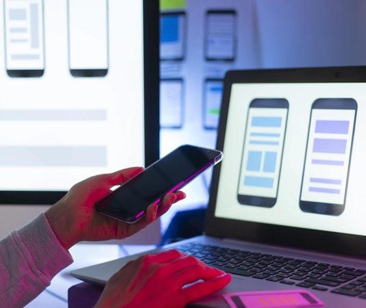 Teknolojinin hayatın her alanına entegre olmasıyla birlikte mobil ve web tabanlı çözümlere olan ihtiyaç hızla artmıştır. Bu ihtiyacı karşılayan en önemli mesleklerden biri ise uygulama geliştirici olarak öne çıkar. Günümüzde kullanılan sosyal medya uygulamalarından alışveriş platformlarına kadar pek çok dijital ürünün arkasında bir uygulama geliştirici bulunur. Bu yazıda uygulama geliştirici kimdir, ne iş yapar ve uygulama geliştirici ne kadar kazanır gibi sorulara kapsamlı şekilde yer verilecektir. Konulu bir haber görseli.