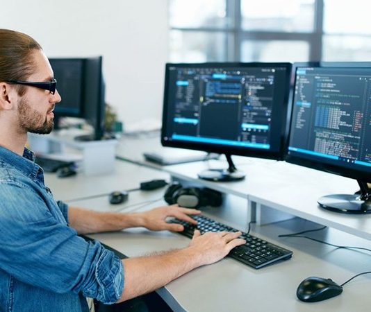 Gelişen teknoloji ve dijitalleşme ile birlikte, farklı sektörlerde uygulama mühendisleri kritik bir rol üstlenmeye başlamıştır. Şirketlerin yazılım ve sistemlerini etkin bir şekilde hayata geçirmelerinde, uygulama mühendisleri tasarım ve uygulama süreçlerinin yönetiminde kilit görevler alır. Peki, uygulama mühendisi kimdir, görevleri nelerdir ve uygulama mühendisi ne kadar kazanır? Bu sorulara yanıt verirken mesleğin detaylarına yakından bakacağız. Konulu bir haber görseli.