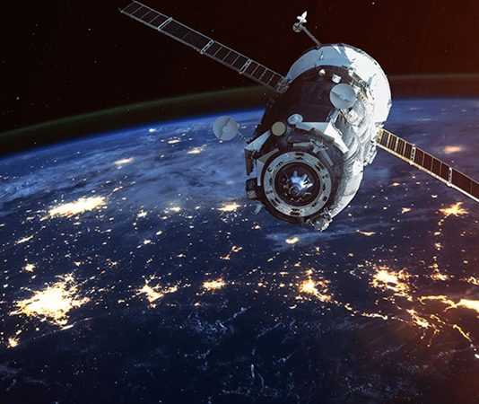 Evrenin sırlarını çözmeye çalışan bilim insanları arasında, uzay bilimciler önemli bir yer tutar. Astronomi, astrofizik ve uzay teknolojileri gibi alanlarda çalışan bu profesyoneller, hem araştırma hem de uygulama alanlarında kritik görevler üstlenir. Peki, uzay bilimci kimdir, görevleri nelerdir ve uzay bilimci ne kadar kazanır? İşte uzay bilimi alanında çalışan profesyonellerin meslek tanımı, sorumlulukları ve kazançlarına dair detaylar. Konulu bir haber görseli.