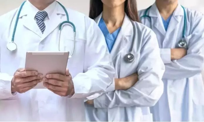 Uzman Doktor Kimdir Uzman Doktor Ne Kadar Kazanır Sağlık sektörü, toplumların en kritik yapı taşlarından biri olarak öne çıkarken bu alanda görev yapan profesyoneller de büyük sorumluluklar üstlenir. Bu meslek gruplarının başında ise uzman doktor yer alır. Tıp eğitiminin ardından belirli bir alanda derinleşen uzman doktorlar, hastalıkların teşhis ve tedavisinde önemli bir rol oynar. Bu yazıda uzman doktor kimdir, hangi görevleri üstlenir ve uzman doktor ne kadar kazanır gibi merak edilen sorulara detaylı şekilde değinilecektir. Konulu bir haber görseli.