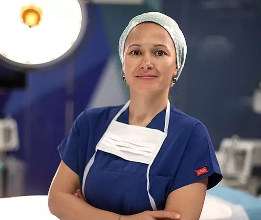 Sağlık sektöründe kaliteli bakım ve hastaların doğru şekilde yönlendirilmesi, uzmanlaşmış profesyoneller sayesinde mümkün olmaktadır. Bu bağlamda sağlık hizmetlerinin en kritik noktalarından birini üstlenen uzman hemşire, hem klinik bilgi hem de deneyim ile hastalara etkili destek sağlar. Modern hastanelerde ve sağlık kuruluşlarında görev alan uzman hemşireler, hasta bakımından ekip yönetimine kadar geniş bir sorumluluk alanına sahiptir. Bu yazıda uzman hemşire kimdir, görevleri ve uzman hemşire ne kadar kazanır konuları detaylı şekilde ele alınacaktır. Konulu bir haber görseli.