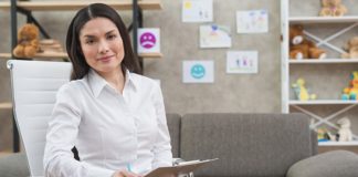 Günümüzde mental sağlık, en az fiziksel sağlık kadar önem kazanmış durumdadır. Bu noktada bireylerin duygusal ve psikolojik iyilik halini korumada önemli rol oynayan meslek gruplarından biri de uzman psikolog olarak öne çıkar. İnsan davranışlarını anlamaya, duygusal sorunlara çözüm üretmeye ve bireylerin yaşam kalitesini artırmaya odaklanan uzman psikologlar, sağlık ve danışmanlık sektöründe kritik bir görev üstlenir. Bu yazıda uzman psikolog kimdir, ne iş yapar ve uzman psikolog ne kadar kazanır gibi merak edilen sorular detaylı şekilde ele alınacaktır. Konulu bir haber görseli.