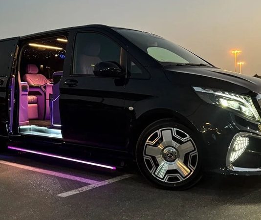 Günümüzde lüks hizmet anlayışının gelişmesiyle birlikte, kişiye özel servis sunan meslekler daha fazla ön plana çıkmaya başlamıştır. Bu mesleklerden biri olan VIP hizmet görevlisi, özellikle üst düzey müşterilere özel ilgi ve ayrıcalıklı hizmet sunan profesyoneller arasında yer alır. Turizmden havacılığa, organizasyonlardan otelcilik sektörüne kadar birçok alanda görev alan bu kişiler, müşteri memnuniyetini en üst seviyede tutmayı hedefler. Konulu bir haber görseli.