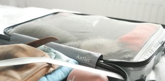 Seyahat ve turizm sektörünün büyümesiyle birlikte ortaya çıkan yeni mesleklerden biri olan valiz toplayıcı, özellikle yoğun tempoya sahip bireyler için büyük bir kolaylık sunar. Günümüzde iş hayatının hızlanması, insanların seyahat hazırlıklarına ayırdığı zamanı azaltırken, profesyonel destek ihtiyacını da beraberinde getirmiştir. Bu noktada devreye giren valiz toplayıcı, müşterilerin ihtiyaçlarına uygun şekilde planlı ve düzenli valiz hazırlayan bir hizmet uzmanıdır. Konulu bir haber görseli.