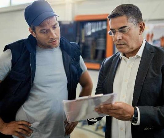 Vardiya Amiri, vardiyalı çalışma sistemi ile faaliyet gösteren işletmelerde ekiplerin düzenli, verimli ve koordineli bir şekilde çalışmasını sağlayan yönetici pozisyonudur. Üretimden lojistiğe, sağlıktan hizmet sektörüne kadar pek çok alanda görev alan bu kişiler, iş süreçlerinin kesintisiz devam etmesinde kilit rol oynar. İşletmenin günlük operasyonlarının aksamadan ilerlemesi için çalışanları yönlendiren Vardiya Amiri, aynı zamanda disiplinin sağlanması ve performansın artırılması açısından da önemli sorumluluklar üstlenir. Konulu bir haber görseli.