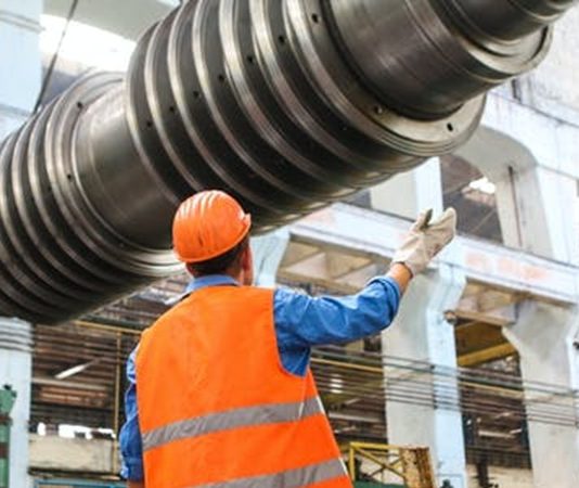 Üretimden lojistiğe, güvenlikten sağlığa kadar birçok sektörde kritik bir rol üstlenen vardiya amiri, işletmelerin düzenli ve verimli şekilde çalışmasını sağlayan önemli bir yönetim pozisyonudur. Özellikle 24 saat esasına göre çalışan kurumlarda vardiya sisteminin sağlıklı işlemesi, büyük ölçüde vardiya amirinin koordinasyon becerisine bağlıdır. Bu nedenle hem işverenler hem de çalışanlar için bu pozisyonun görevleri ve sunduğu kariyer fırsatları oldukça merak edilir. Konulu bir haber görseli.