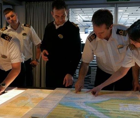 Günümüz iş dünyasında kesintisiz hizmet sunan işletmelerin sayısı hızla artmaktadır. Özellikle üretim, sağlık, lojistik ve hizmet sektörlerinde 24 saatlik çalışma düzeni yaygın hale gelmiştir. Bu düzenin sağlıklı şekilde yürütülmesi ise güçlü bir yönetim yapısını gerektirir. Bu noktada devreye giren vardiya müdürü, işletmenin belirli zaman dilimlerinde tüm operasyonlarını yöneten ve denetleyen üst düzey sorumlulardan biridir. Konulu bir haber görseli.