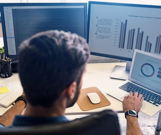 Günümüzde dijitalleşmenin hız kazanmasıyla birlikte verinin önemi her geçen gün artmaktadır. Şirketler, kurumlar ve hatta bireyler kararlarını daha doğru ve hızlı verebilmek için veriye ihtiyaç duyar. Bu noktada devreye giren veri analisti, elde edilen verileri anlamlandırarak stratejik kararların alınmasına katkı sağlar. Özellikle teknoloji ve iş dünyasının kesişiminde yer alan bu meslek, son yılların en popüler kariyer seçeneklerinden biri haline gelmiştir. Konulu bir haber görseli.