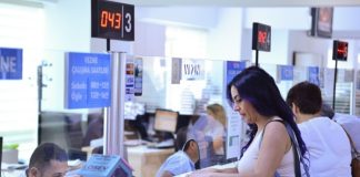 Vezne Memuru, kamu kurumları, bankalar, hastaneler ve çeşitli işletmelerde para tahsilatı ve ödeme işlemlerini gerçekleştiren görevli olarak tanımlanır. Günlük finansal işlemlerin düzenli ve hatasız bir şekilde yürütülmesini sağlayan bu meslek grubu, hem güven hem de dikkat gerektiren bir pozisyondur. Özellikle nakit akışının yoğun olduğu kurumlarda çalışan Vezne Memuru, kurumun mali düzeninin sağlanmasında önemli bir rol üstlenir. Konulu bir haber görseli.