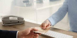 Günlük hayatın birçok alanında para akışının düzenli ve güvenli şekilde yönetilmesi büyük önem taşır. Bankalar, kamu kurumları, hastaneler ve çeşitli işletmelerde bu sürecin sorunsuz ilerlemesini sağlayan kişiler ise veznedar olarak adlandırılır. Finansal işlemlerin doğru şekilde gerçekleştirilmesinde kritik rol oynayan bu meslek grubu, hem dikkat hem de sorumluluk gerektirir. Peki veznedar kimdir, ne iş yapar ve veznedar ne kadar kazanır sorusunun detayları nelerdir? Konulu bir haber görseli.