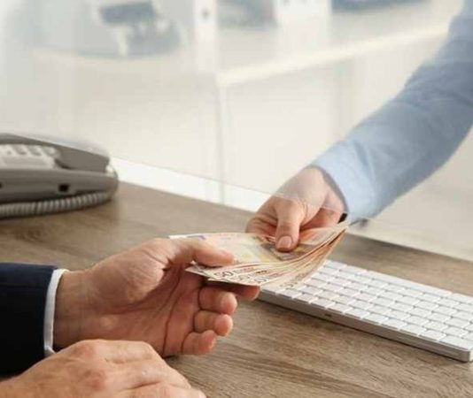 Veznedar Kimdir? Veznedar Ne Kadar Kazanır? Günlük hayatın birçok alanında para akışının düzenli ve güvenli şekilde yönetilmesi büyük önem taşır. Bankalar, kamu kurumları, hastaneler ve çeşitli işletmelerde bu sürecin sorunsuz ilerlemesini sağlayan kişiler ise veznedar olarak adlandırılır. Finansal işlemlerin doğru şekilde gerçekleştirilmesinde kritik rol oynayan bu meslek grubu, hem dikkat hem de sorumluluk gerektirir. Peki veznedar kimdir, ne iş yapar ve veznedar ne kadar kazanır sorusunun detayları nelerdir? Konulu bir haber görseli.