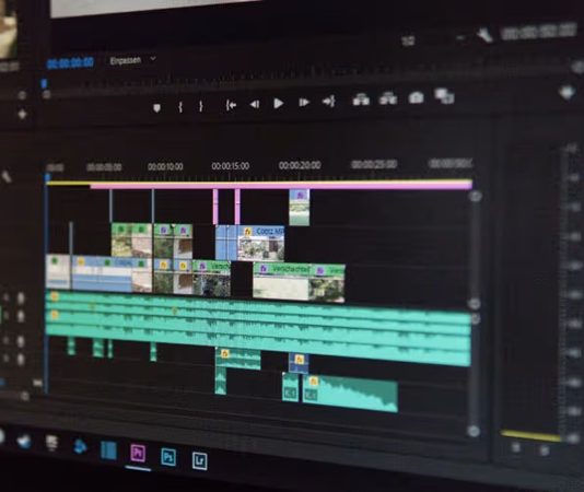Video Editörü, ham görüntüleri belirli bir kurgu çerçevesinde bir araya getirerek izlenebilir ve etkileyici içerikler oluşturan medya profesyonelidir. Günümüzde dijital içerik üretiminin hızla artmasıyla birlikte Video Editörü ihtiyacı da ciddi şekilde yükselmiştir. Sosyal medya platformlarından televizyon yapımlarına kadar geniş bir alanda görev alan bu kişiler, görsel anlatımın en önemli parçalarından birini oluşturur. Konulu bir haber görseli