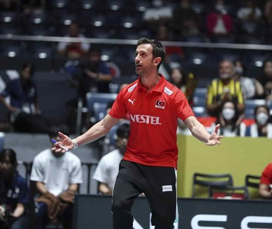Voleybol Antrenörü Kimdir? Voleybol Antrenörü Ne Kadar Kazanır? Spor dünyasında başarıya ulaşmanın en önemli unsurlarından biri doğru eğitim ve disiplinli çalışmadır. Bu sürecin en kritik aktörlerinden biri ise voleybol antrenörü olarak karşımıza çıkar. Takımın performansını artıran, oyuncuların bireysel gelişimini sağlayan ve stratejik planlamalar yapan bu kişiler, sporun görünmeyen kahramanları arasında yer alır. Özellikle voleybol gibi takım oyunlarında antrenörün rolü, sadece teknik bilgiyle sınırlı kalmaz, aynı zamanda liderlik ve motivasyon becerilerini de içerir. Konulu bir haber görseli.